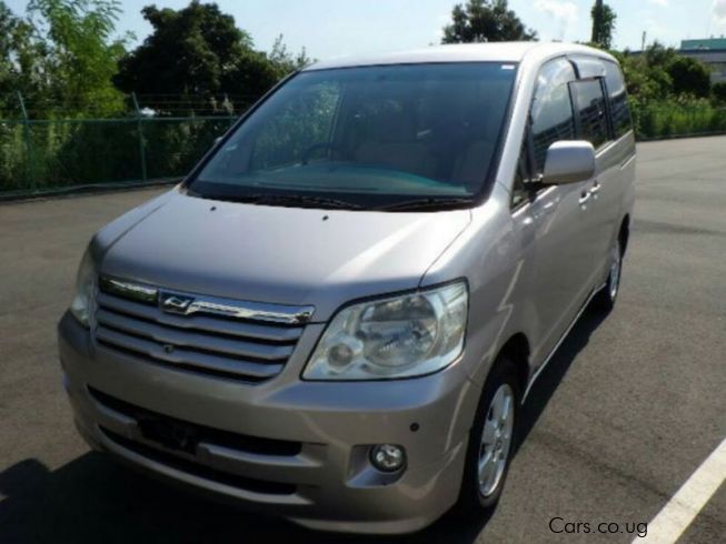 Toyota noah 2003 год