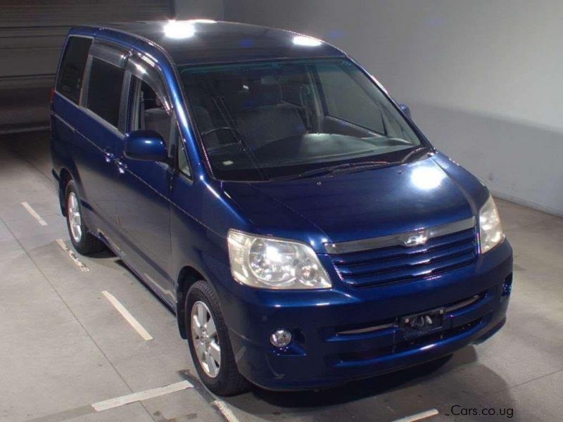 Toyota noah сколько мест